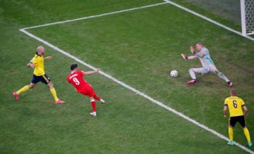 欧冠app下载-莱万昂着头告别欧洲杯 他一己之力率波兰延续希望